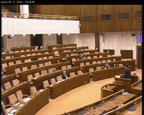 Poslanci už toho majú asi dosť, sála je takmer prázdna.