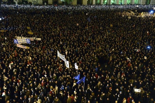Tisíce nespokojných Maďarov skandovali