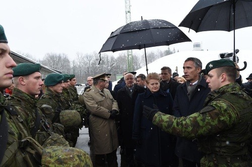 Dalia Grybauskaité so Stoltenbergom v obkľúčení vojakov
