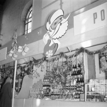 Vyzdobená mestská tržnica v Bratislave pozýva spotrebiteľov k vianočnému nákupu. (1955)