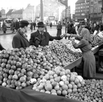 Predaj  domáceho a zahraničného ovocia na predvianočnom trhu v Bratislave. (1955)
