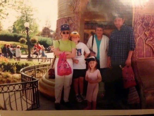 Na výlete v Disneylande, keď bola rodina ešte pokope