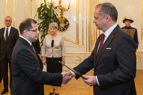 Prezident SR Andrej Kiska a novovymenovaný sudca Juraj Fujerik (Okresný súd Kežmarok).