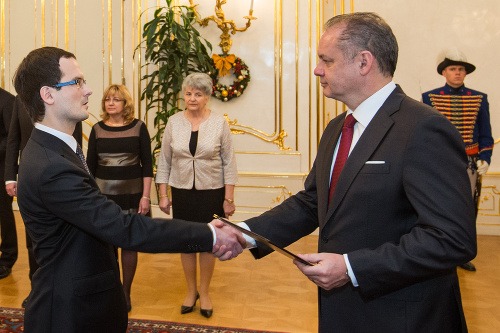 Prezident SR Andrej Kiska a novovymenovaný sudca Tomáš Saraka (Okresný súd Kežmarok).