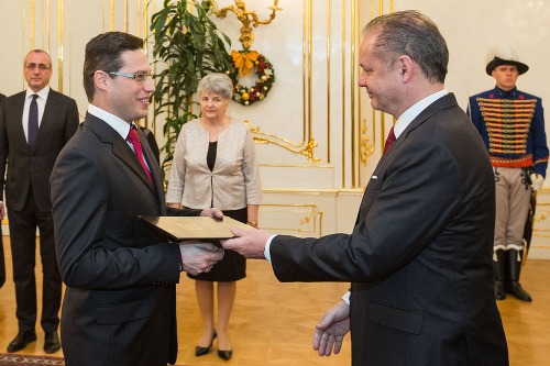 Prezident SR Andrej Kiska a novovymenovaný sudca Andrej Radomský (Okresný súd Galanta).