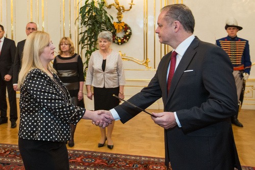 Prezident SR Andrej Kiska a novovymenovaná sudkyňa Judita Gabonaiová Hrenčuková (Okresný súd Rožňava).