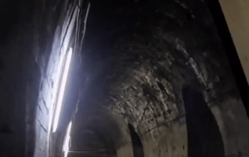 Tunely továrne B8 Bergkristall, podobne by mali vyzerať aj podzemné chodby laboratória