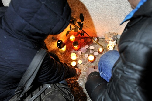 Sviečky obetiam prišli zapáliť Slováci pred francúzske veľvyslanectvo v Bratislave