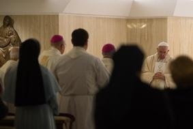 Pápež sa modlí za obete