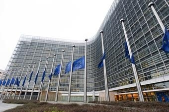 Vlajky na pol žrde pred Európskou komisiou