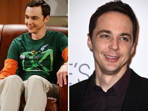 Sheldon (Jim Parsons, 41) sa otvorene hlási k tomu, že je homosexuál a s partnerom Toddom Spiewakom si nažíva v harmonickom vzťahu. Pochváliť sa môže viacerými oceneniami, úspech zaznamenal aj na divadelných doskách. Čo sa týka jeho vzhľadu, v realite je rovnaký ako pred kamerami.   