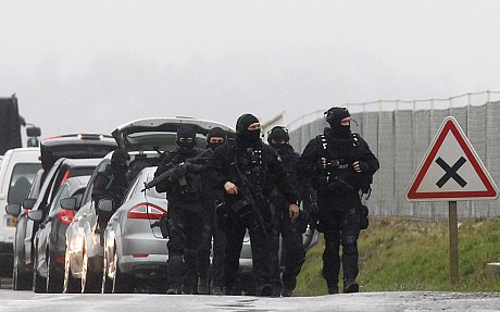 Policajti sú v pohotovosti, fotografie zverejnil denník The Telegraph