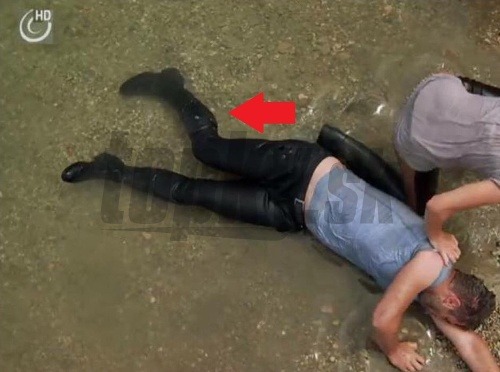 Zaujímavosťou je, že zatiaľ čo Hana mala na nohách gumáky, Adam (Ján Dobrík) ležal vo vode v jazdeckých čižmách. Jojka to vysvetlila tým, že hercovi jednoducho nezohnali čierne gumáky. 