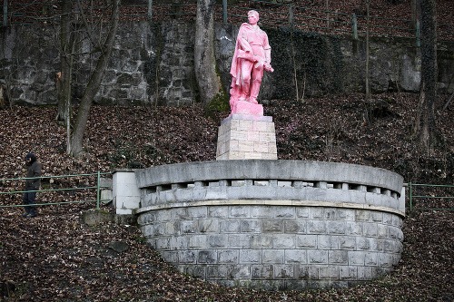 Kamennú sochu partizána, ktorá