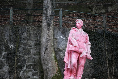 Kamennú sochu partizána, ktorá