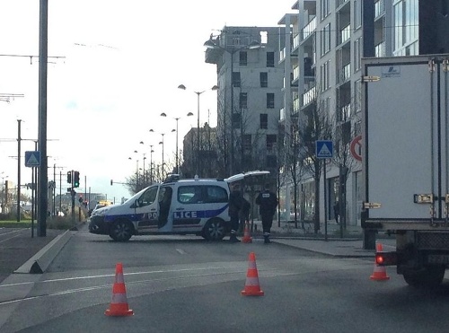 Ozbrojený muž zadržiava na