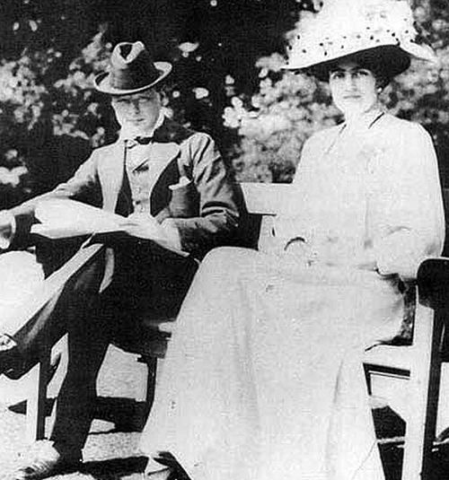 Winston s Clementine krátko pred svadbou v roku 1908
