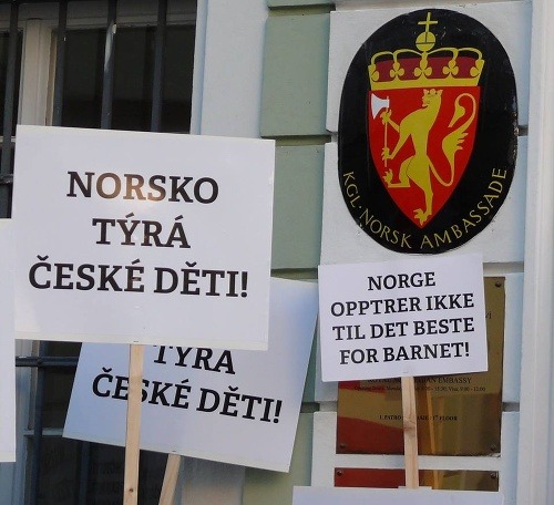 Protesty pred nórskym veľvyslanectvom v Prahe