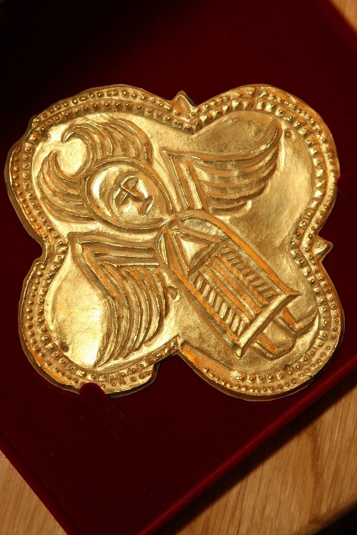 Pozlátené plakety s vyobrazením anjelov z prenosného oltára v Bojnej (kópie)