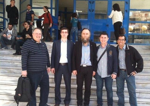 Dugin (v strede) s gréckym ministrom zahraničných vecí Nikosom Kotziasom (úplne vľavo)