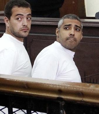 Mohamed Fahmy a Baher Mohamed (vpravo) sú stále väznení
