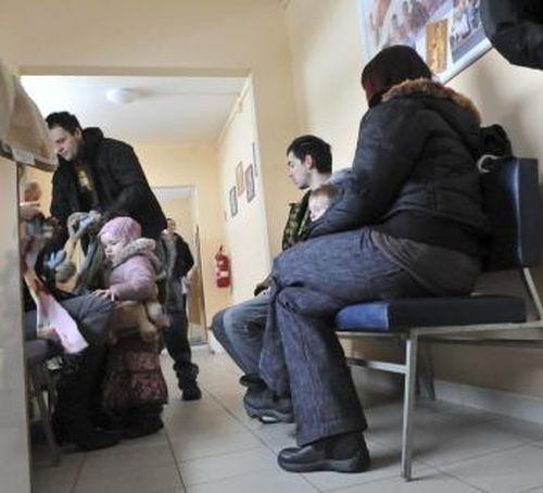 Bežná realita v slovenských čakárňach, pacienti si musia na vyšetrenie u lekára počkať