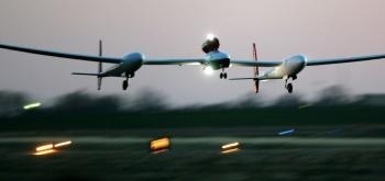 Americký miliardár Steve Fossett dokončil 3. marca 2005 rekordný nonstop let okolo zemegule v jednomotorovom lietadle bez medzipristátia alebo natankovania paliva. Liedadlo GlobalFlyer pilotované Fossetom vzlieta na letisku v Saline 28. februára