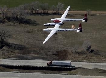 Jednomotorové lietadlo Virgin Atlantic GlobalFlyer pilotované Fossettom letí nad Kansasom krátko pred pristátím na letisku v Saline 3. marca. Jeho let okolo zemegule bez medzipristátia alebo natankovania paliva trval rekordných 67 hodín, 2 minúty a 38 sekúnd.