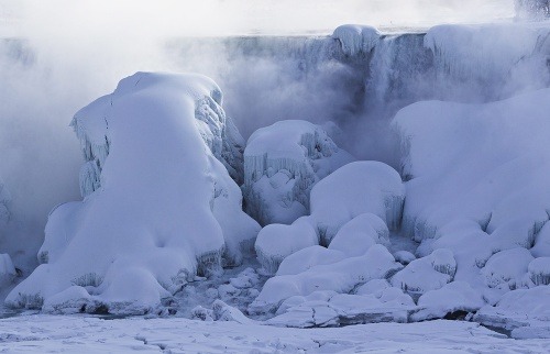 Zamrznuté Niagarské vodopády lákajú
