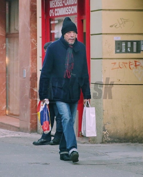 Juraja Kukuru nafotili českí fotografi v uliciach Prahy. No viac ako uznávaného herca pripomínal svojím výzorom bezdomovca. 