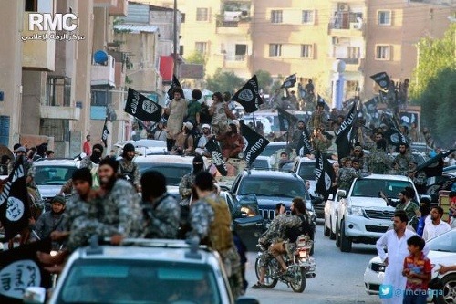 Bojovníci Islamského štátu pochodujú Rakkou