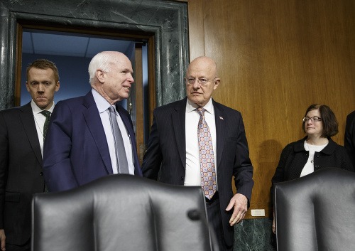 John McCain (vľavo) a James Clapper