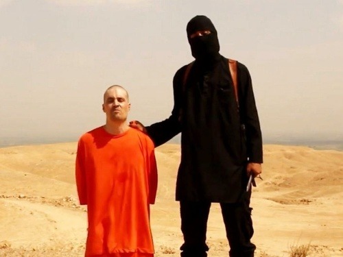Novinára Jamesa Foleyho mal Džihádista John popraviť ako prvého