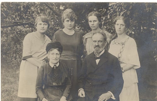 Prvý učiteľský sbor dievč. Školy „Živeny“ v T. Sv. Martine r. 1919