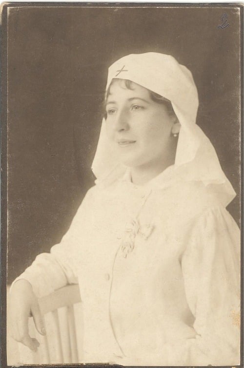 Mária Bellová, prvá slovenská lekárka, pri práci na fronte v roku 1916, autor fotografie: Szilágy Somlyó, Oradea.