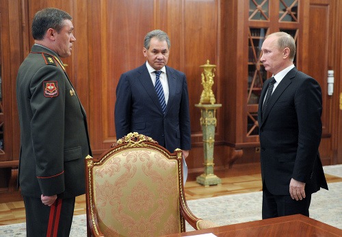 Náčelník ruskej armády na snímke s ministrom obrany a Putinom