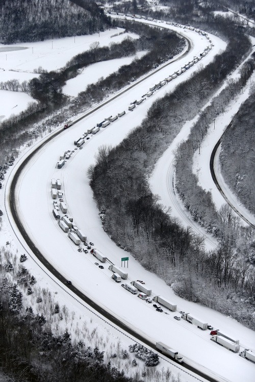 Snehová búrka ochromila dopravu