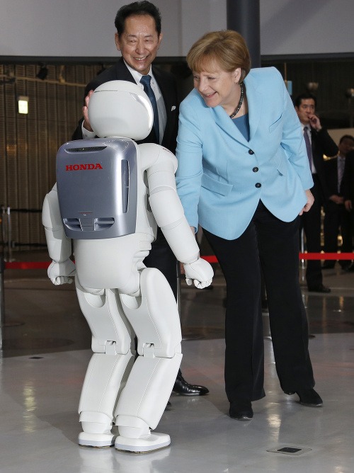 Angela Merkelová sleduje na návšteve Japonska robota Hondy Asima