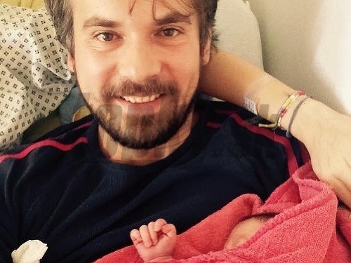 Moderátor televízie Joj Thomas Kamenar sa v polovici marca stal otcom. Narodila sa mu dcérka Emília. 