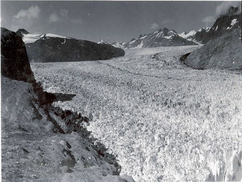 Fotografia vznikla 13. augusta 1941 na dolnom toku Muir ľadovca. Hrúbka ľadu je viac ako 0,7 km.