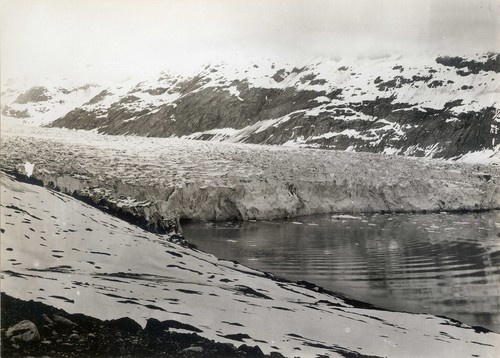 Fotografia vznikla dňa 10. júna 1899 v  Národnom parku Glacier Bay, hrúbka ľadu je približne 60 metrov