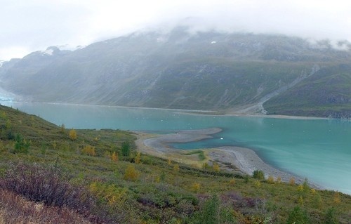 Fotografia vznikla dňa 6.9.2003 z rovnakého miesta. Ľadovec ustúpil asi 3 km, na ľavej strane je badať fjord. Stráň v popredí je pokrytá hustou vegetáciou, vrátane ihličnanov a listnatých stromov.