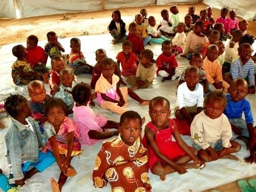 Najmenšie deti základnej školy v utečeneckej časti SDB domu.