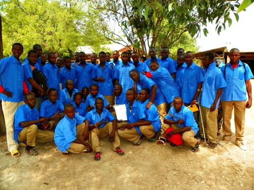Študenti odbornej školy don Bosco v Damala. Mechanici, elektrikári, automechanici.