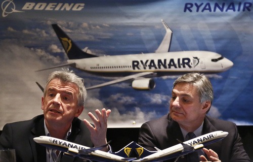 Šéf Ryanair Michael O'Leary (vľavo)