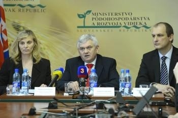 Jánošíková po boku ministra pôdohospodárstva Jahnátka