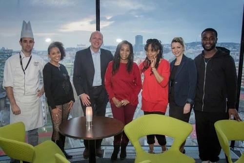 Formácia Boney M s riaditeľom hotela Andreasom Knabom a šéfkuchárom Martinom Šišolákom	