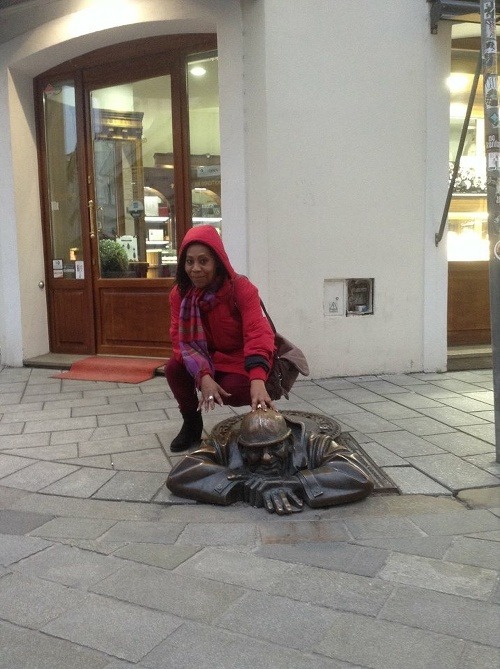 Sheila Bonnick pri soche Čumila 