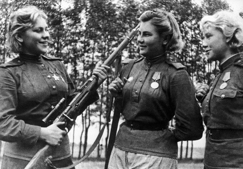 Róza (vľavo) s ďalšími dvomi sovietskymi ostreľovačkami