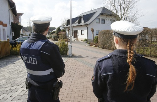 Polícia pred domom Andreasa Lubitza.